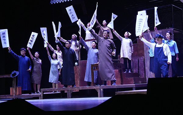 主題話劇《笙簫泣血紅旗揚》首演現場。盧先慶攝