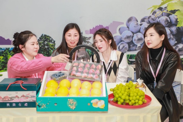 助農直播現場。興隆鎮供圖