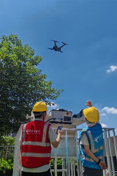 中国电信重庆公司技术人员正在利用智能巡检系统对区域进行巡检。中国电信重庆公司供图