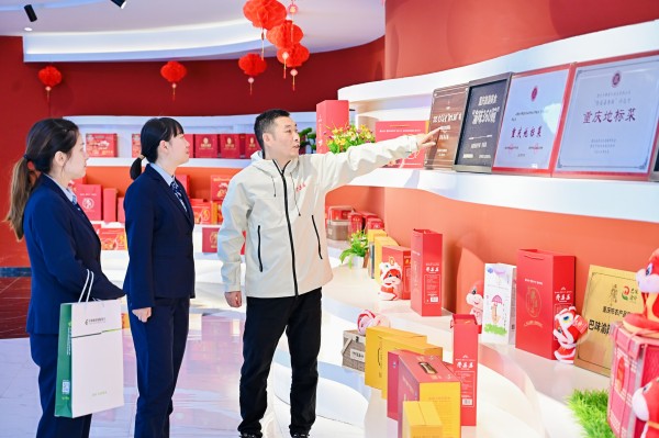 邮储银行工作人员在富利实业新厂区调研。邮储银行重庆分行供图