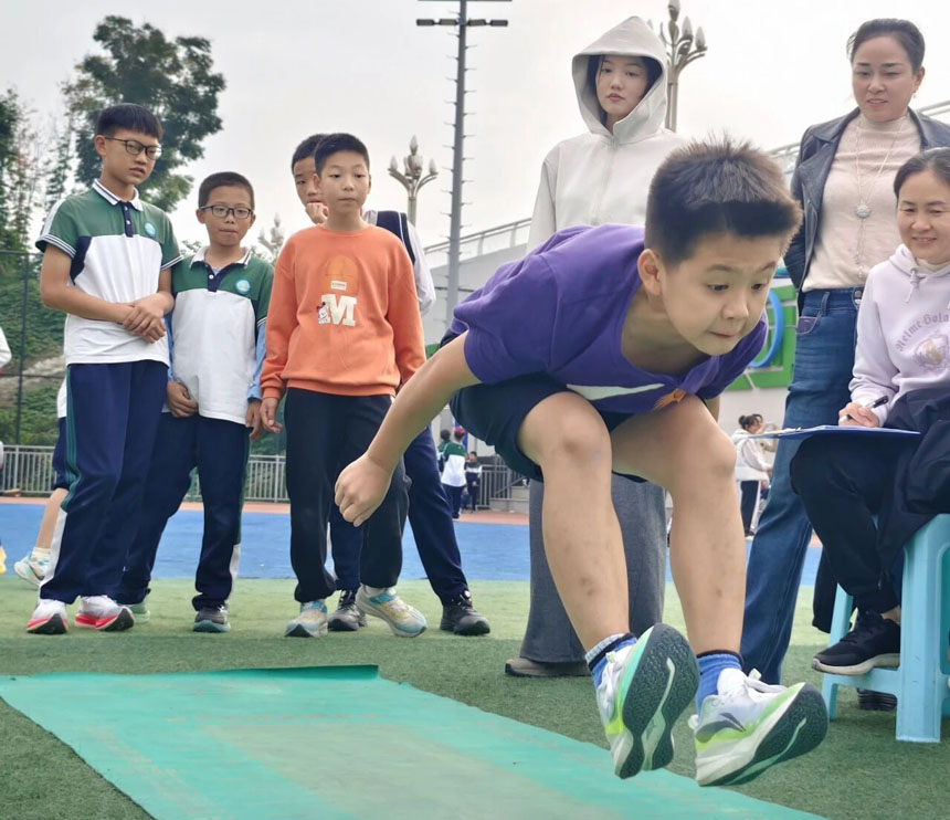立定跳远。学校供图