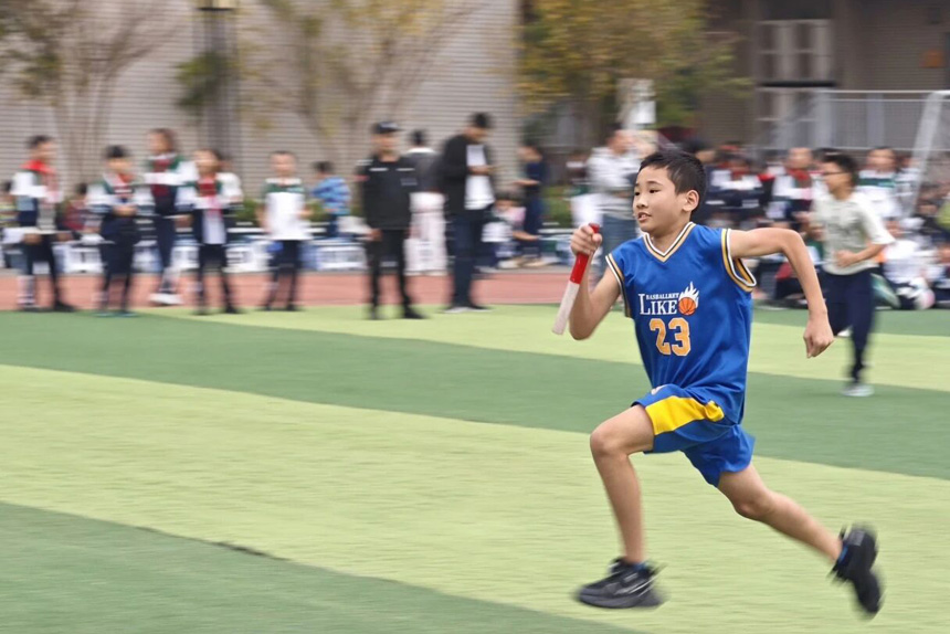 接力赛。学校供图