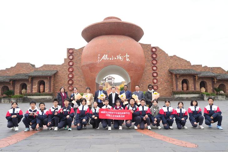 参观荣昌安陶小镇。西附荣昌实验学校供图