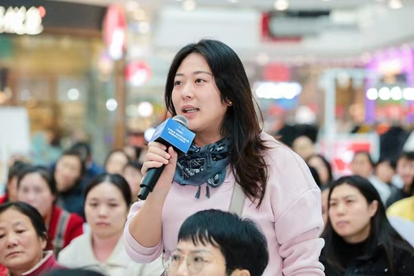 现场市民就自己关心的医保参保缴费问题进行咨询。主办方供图