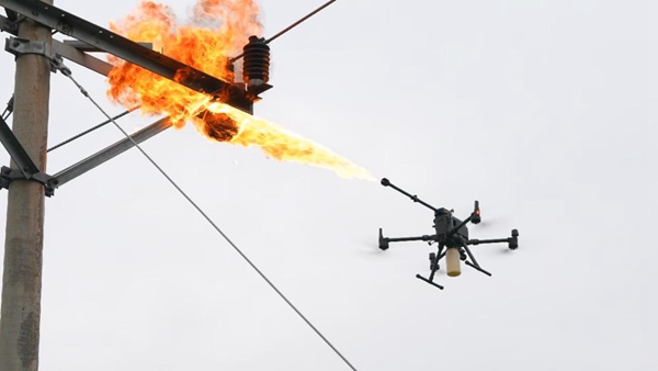 噴火無人機治理電杆上的馬蜂窩。國網重慶永川供電公司供圖