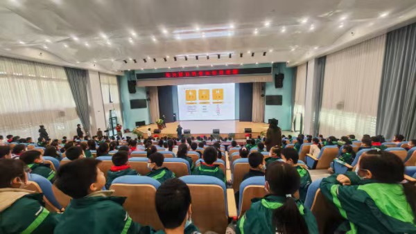 “地質災害防治科普知識進校園”微課堂現場。重慶市規劃和自然資源局供圖