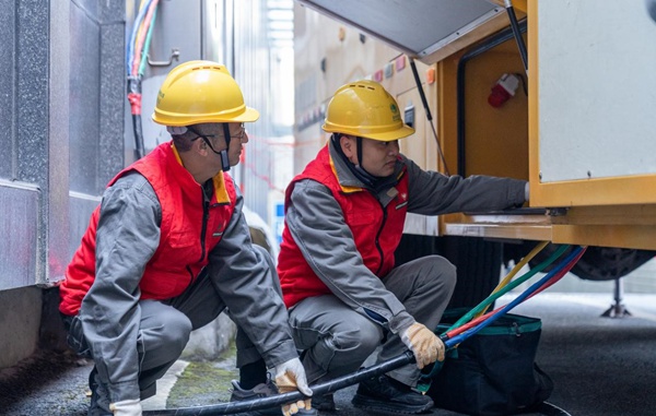 電力人員為重大活動保電。國網重慶永川供電公司供圖
