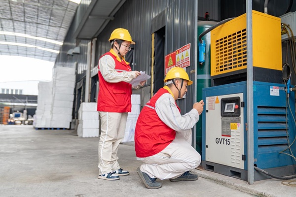 電力人員檢查鹵鵝企業用電設備安全。國網重慶永川供電公司供圖