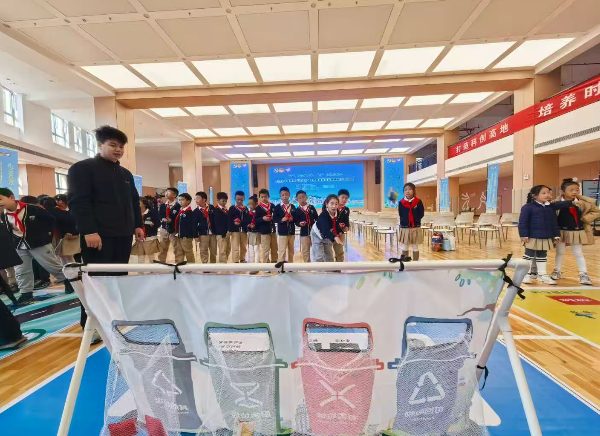 孩子们积极参与活动。任峰摄