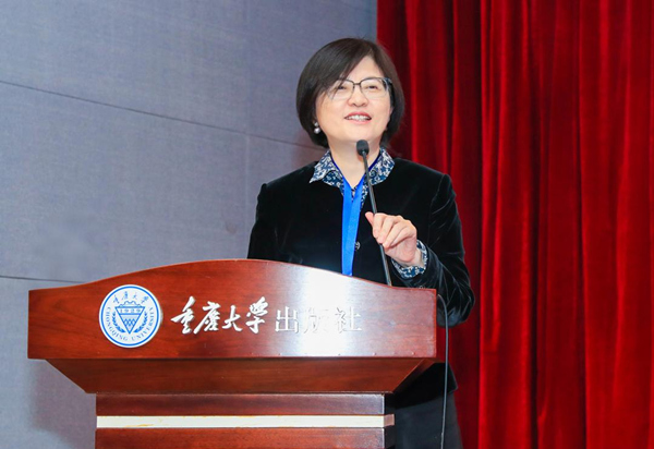 重庆大学出版社董事长、社长陈晓阳汇报出版社40年发展情况。重庆大学供图