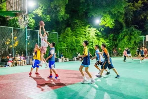 市民在新建籃球場運動。大渡口區融媒體中心供圖