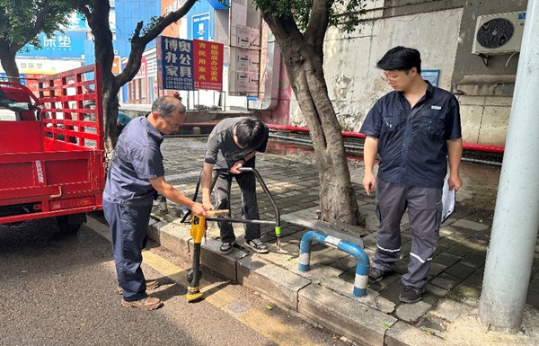 檢測組開展藥三線管道本體腐蝕檢測。重慶燃氣集團供圖