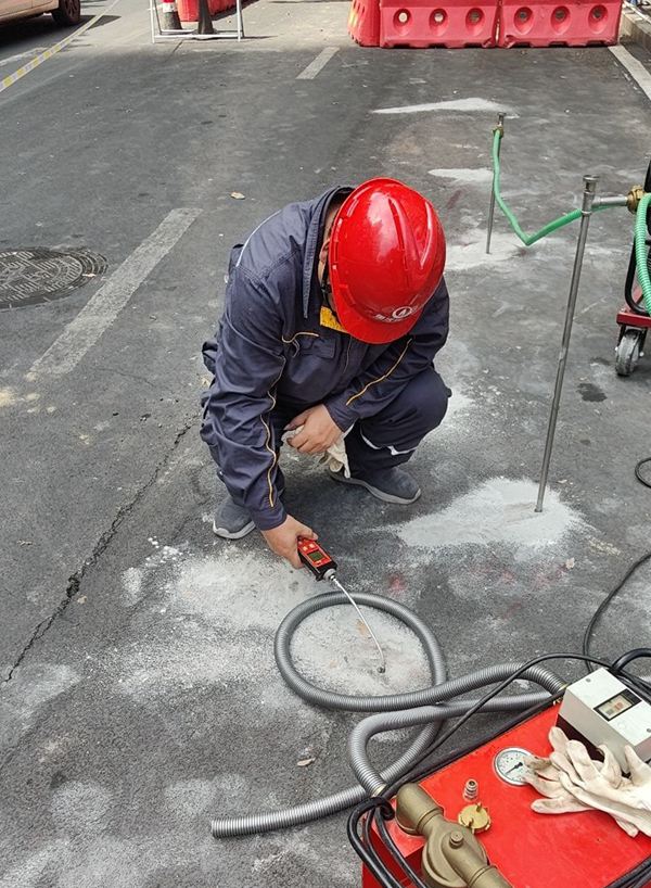 組織實施外防腐層破損點檢測。重慶燃氣集團供圖