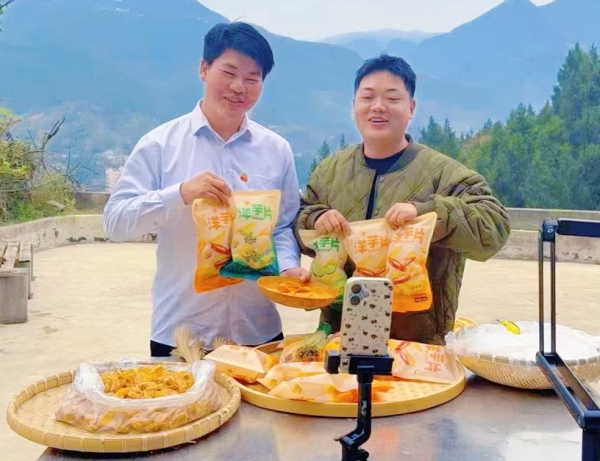王甫明(左一)正在带货直播。巫溪县人大常委会办公室供图