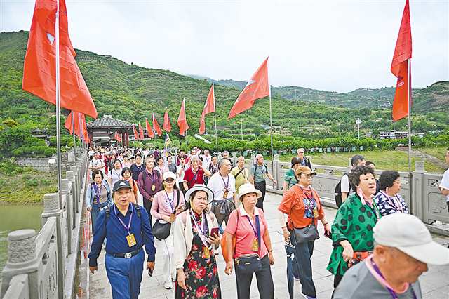 9月19日,重慶奉節白帝城·瞿塘峽景區,老年群體錯峰出行,成為暑假后旅游市場的主力。記者 謝智強 攝/視覺重慶