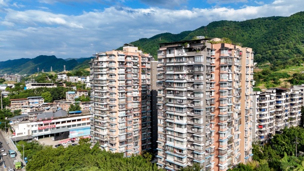 电梯换新过后的兴旺华都小区。冯奥摄