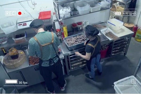 “互联网+明厨亮灶+AI”智慧监管系统。重庆电信供图