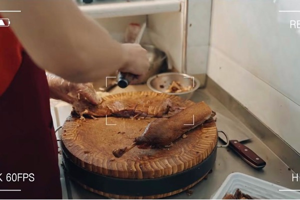 “互联网+明厨亮灶+AI”智慧监管系统。重庆电信供图