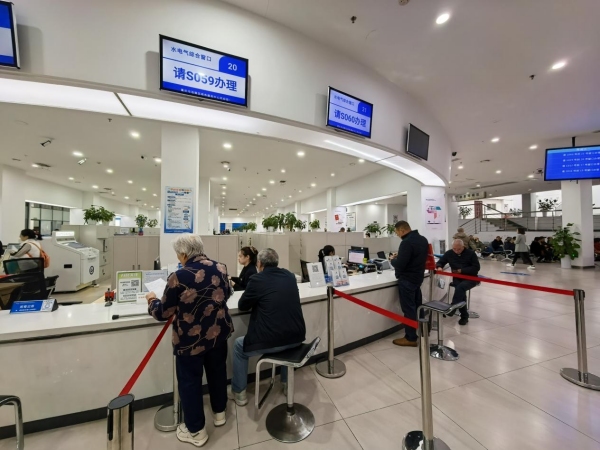 群众在政务服务办事大厅办事。涪陵区政务服务管理事务中心供图