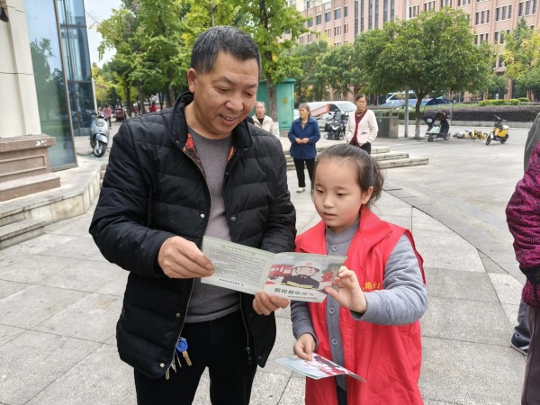 小志愿者向居民发放消防安全宣传单。越薪摄