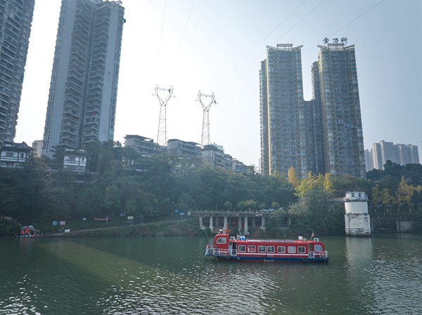 拆除跨江旧线。国网重庆合川供电公司供图