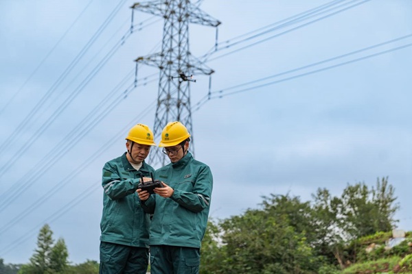 电力人员利用无人机开展巡检工作。国网重庆永川供电公司供图