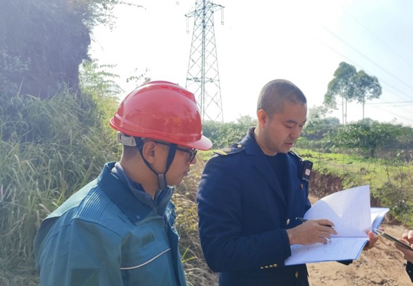 联合开展跨铁路线路巡检。国网重庆永川供电公司供图