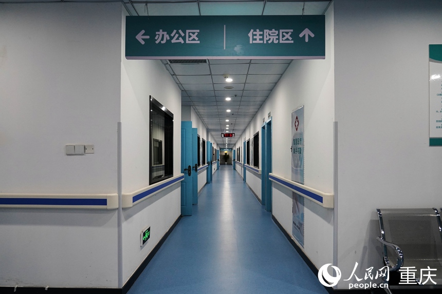 重庆两江影视动漫文创园实景搭建的医院病房。人民网记者 胡虹摄