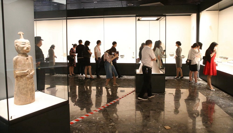 观众在参观三峡文物保护成果展。 特约摄影 钟志兵 摄