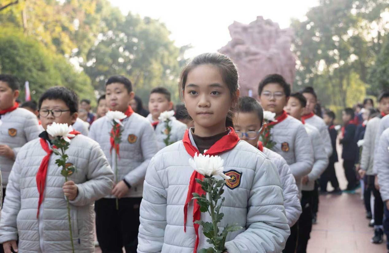 祭掃活動現場。重慶紅岩革命歷史文化中心供圖