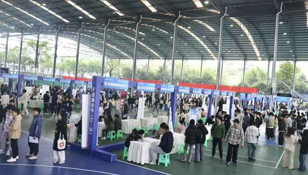 渝快就·創未來——重慶市2026屆普通高校就業促進雙選活動(合川片區專場)暨高校畢業生等青年留渝來渝就業創業對接服務活動。重慶市學生就創中心供圖