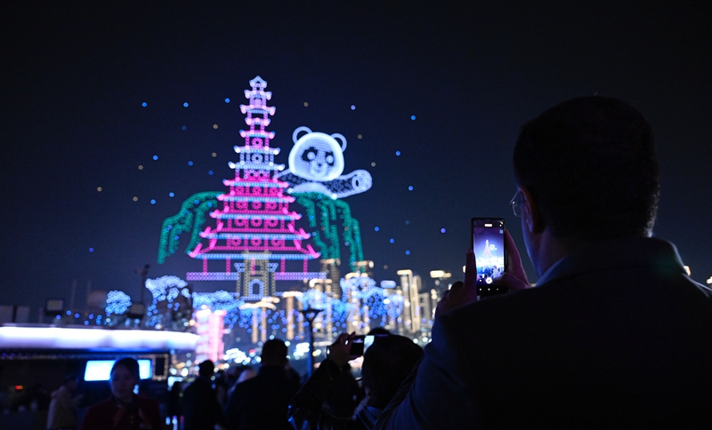 11月27日晚，“新韻重慶”無人機燈光秀亞洲文化遺產主題專場表演舉行，嘉賓紛紛拿起手機記錄下精彩瞬間。記者 齊嵐森 攝