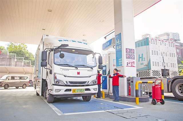 　近日，位于重庆市九龙坡区的半山环道“气氢电服”综合加能站获得国家实用新型专利认证以及重庆首台套重大技术装备认证。这标志着全球首座成功应用45兆帕高压储氢井技术的加氢站正式在渝诞生。（受访者供图）