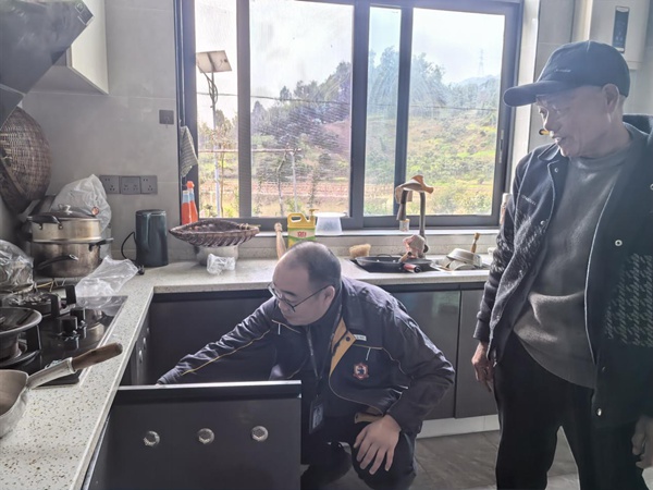 “紅岩燃小兵”為和平村居民排查戶內燃氣安全隱患。重慶燃氣集團供圖