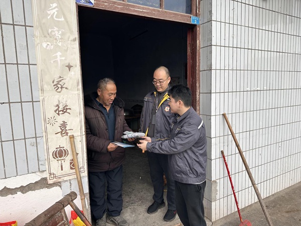 “紅岩燃小兵”向和平村居民講解冬季用氣安全知識。重慶燃氣集團供圖