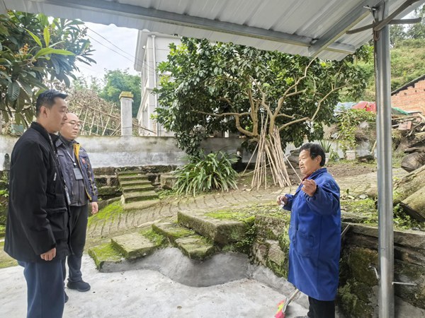 “紅岩燃小兵”向和平村獨居老人普及防詐騙知識。重慶燃氣集團供圖