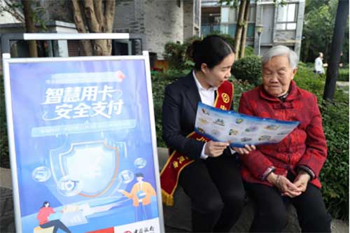 讲解金融知识。中国银行重庆市分行供图