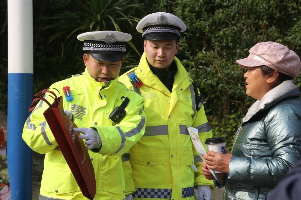 交警为游客普及交通安全知识。景区供图