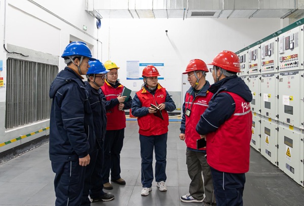 “水電氣訊”紅岩服務隊商討供電方案。國網重慶永川供電公司供圖