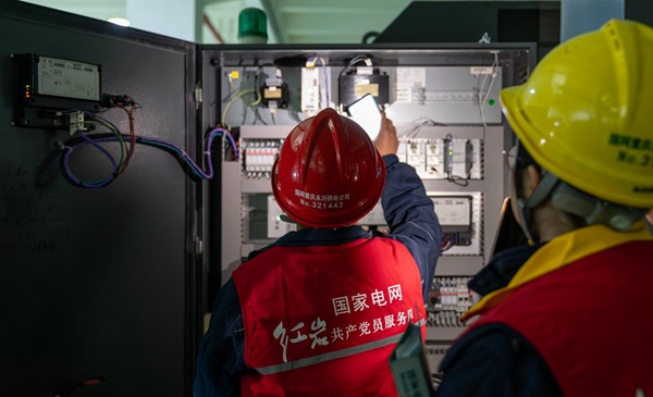 “水電氣訊”紅岩服務隊開展聯合勘查。國網重慶永川供電公司供圖