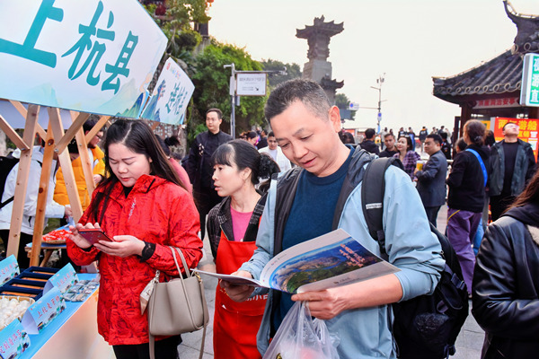 游客参观文旅集市。活动方供图