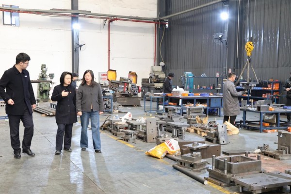 建行沙坪坝支行普惠客户经理上门为企业排忧解难。建行重庆市分行供图