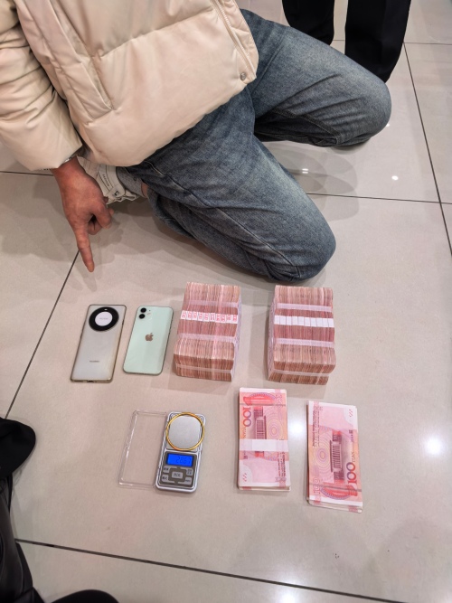 警方从涉案人员身上搜出的现金和黄金。南岸区公安分局供图
