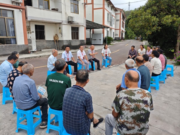 人大代表召开院坝会和村民们面对面交流。周丽娅摄