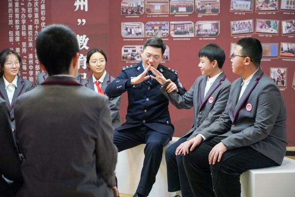 程真义与青少年面对面交流。重庆市公安局供图
