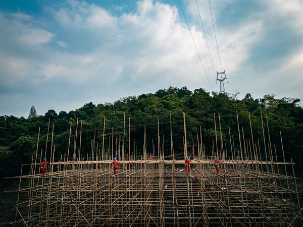 開展跨線架網防護工作。國網永川供電公司供圖