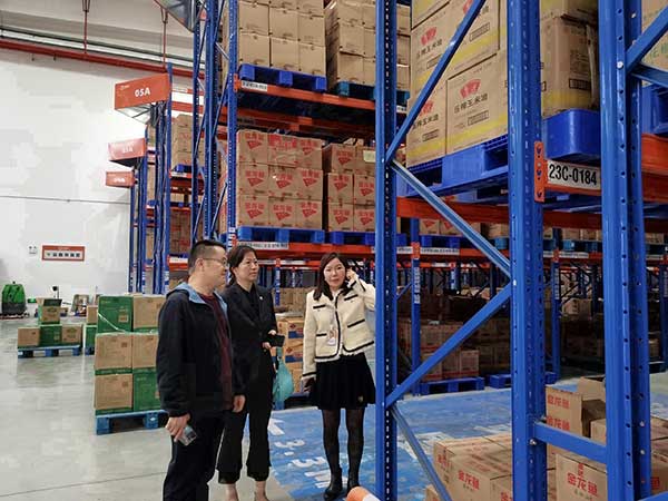 中国银行沙坪坝支行走访企业。重庆市委金融办供图