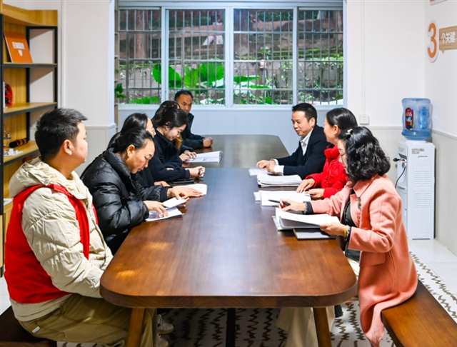 12月2日，綦江区文龙街道千山美林小区，“綦理家·五员共治”的“班子成员”正在开会。记者 齐岚森 摄/视觉重庆