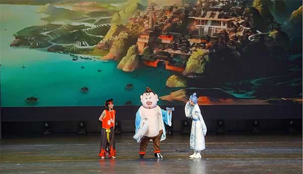 人偶剧《哪吒之马路顽童》展演现场。人保财险重庆分公司供图