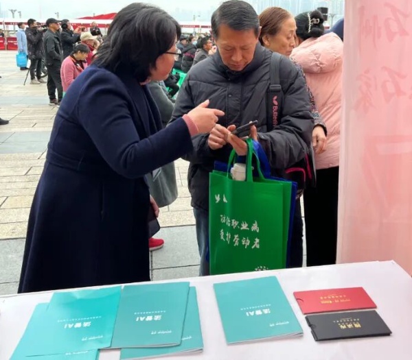 為市民答疑解惑。活動主辦方供圖